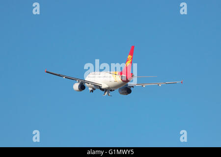 Simferopol, Ukraine - 12. September 2010: Capital Airlines Airbus A319 vom Flughafen nimmt während seiner Gang re wird Stockfoto