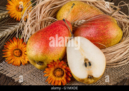 Birnen-Dekoration auf Jute-Hintergrund Stockfoto