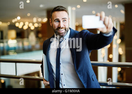 Geschäftsmann nehmen selfie Stockfoto
