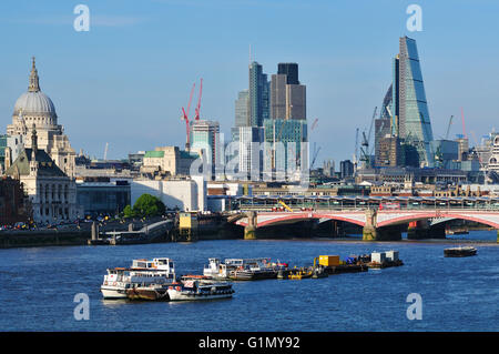 Skyline von London, Großbritannien, und die Themse, von der Waterloo Bridge, mit Bürogebäuden und St. Paul's Cathedral Stockfoto