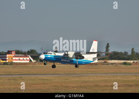 Simferopol, Ukraine - 12. September 2010: Turboprop-Passagierflugzeug Antonov An-24 vom Flughafen hebt ab Stockfoto