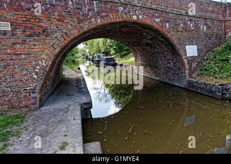 Brücke über der Kennet und Avon Kanal am Pewsey wharf Stockfoto