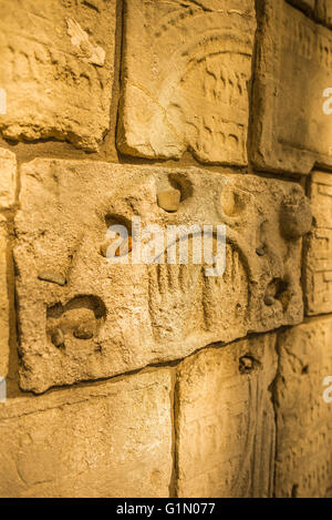 Krakauer Kazimierz Friedhof, Detail einer maroden Mauer, die aus zerbrochenen Grabsteinfragmenten auf dem jüdischen Remuh-Friedhof in Krakow, Polen, besteht. Stockfoto