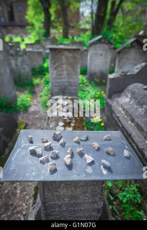 Jüdischer Friedhof in Krakow, Steine als Respektmarker auf einem Kopfstein auf dem Remuh-Synagogenfriedhof im Krakauer Stadtteil Kazimierz, Polen Stockfoto