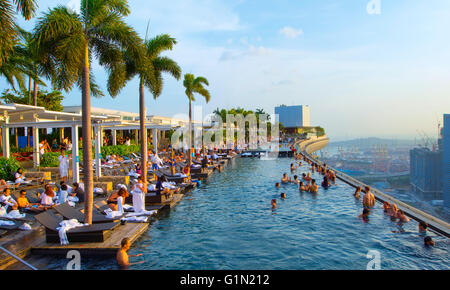 Schwimmbad in der Marina Bay Sands SkyPark. Marina Bay, Singapur Stockfoto