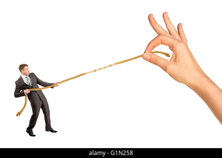 Geschäftsmann Seil gegen große Frau Hand ziehen Stockfoto