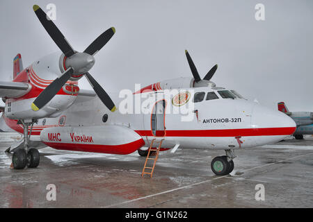 Nezhin, Ukraine - 14. Januar 2011: Antonow An-32 Feuerwehrmann Flugzeug auf einem Übungsflug vorbereitet Stockfoto