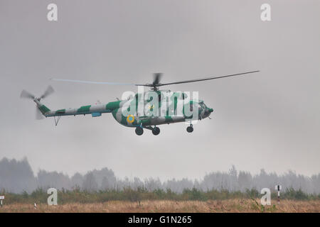 Zhitomir, Ukraine - 29. September 2010: Ukrainische Armee militärischen Transporthubschrauber in schweren Sturm während der Milita landet Stockfoto