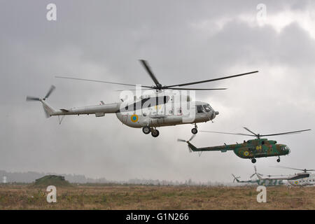 Shitomir, Ukraine - 29. September 2010: Ukrainische Armee, die militärischen Transporthubschrauber unter dem Regen während der Mili landen Stockfoto