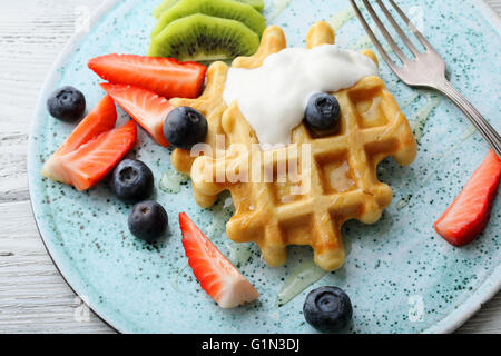 Waffeln mit Joghurt und frischen Beeren auf Platte Stockfoto