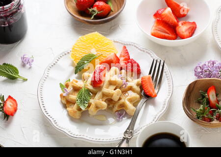 belgische Waffeln mit Beeren und Kaffee, Essen Nahaufnahme Stockfoto