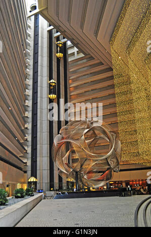 San Francisco, USA: Eclipse, eloxierten Aluminium Skulptur im Jahr 1973 realisiert von Charles O. Perry in der Lobby des Hyatt Regency Hotel Stockfoto