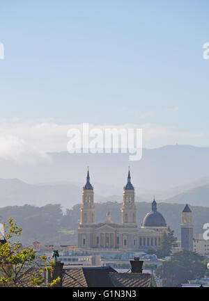 San Francisco: der Nebel und Blick auf Saint Ignatius Kirche, die Ignatius von Loyola auf dem Campus der Universität von San Francisco gewidmet Stockfoto