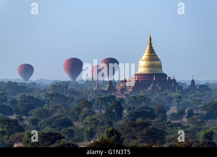 Heißluftballons Land in der Nähe von Dhammayazika Pagode, Bagan, Birma - Myanmar Stockfoto