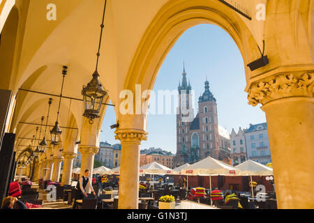 Marktplatz Krakau, Blick von der Kolonnade der Renaissance Tuchhallen auf dem Weg zur Kirche St. Maria auf dem Marktplatz in Krakau, Polen. Stockfoto