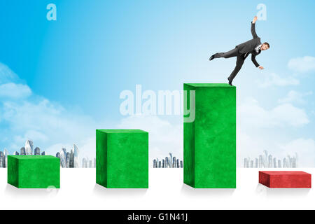 Geschäftsleute, die nach unten in Richtung Wirtschaftskrise fallen Stockfoto