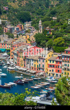 Portofino, Provinz Genua, Ligurien, italienische Riviera, Italien.  Klassische Überblick über das Dorf und den Hafen. Stockfoto