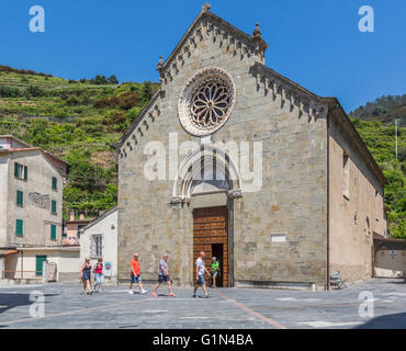 Manarola, La Spezia, Ligurien, Italien.  Die Kirche von San Lorenzo.  Manarola ist eines der fünf Dörfer der Cinque Terre Stockfoto