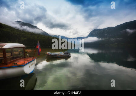 Frühmorgens am Wocheiner See (Bohinjsko Jezero), Triglav Nationalpark, obere Krain, Slowenien. Stockfoto