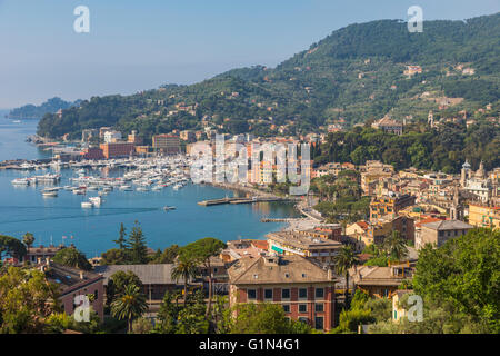 Santa Margherita Ligure, Provinz Genua, Ligurien, Italien. Gesamtansicht der Stadt und die Bucht. Stockfoto