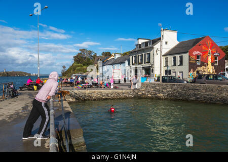 Crookhaven, County Cork, Irland.  Eire.  Sommer.  O'Sullivans Blick über Hafen O'Sullivans Pub Stockfoto