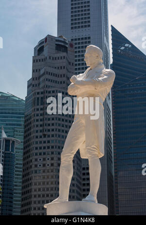 Republik Singapur.  Statue von Sir Stamford Raffles, 1781 – 1826, an der Stelle wo Raffles zuerst in Singapur, nach t landete Stockfoto