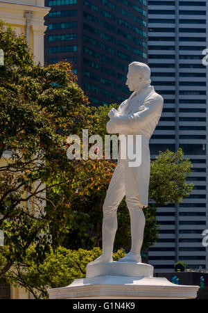 Republik Singapur.  Statue von Sir Stamford Raffles, 1781 – 1826, an der Stelle wo Raffles zuerst in Singapur, nach t landete Stockfoto