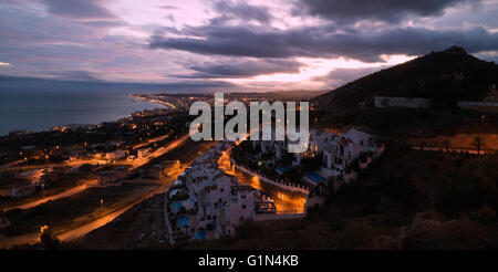Benalmadena-Costa, Costa Del Sol, Provinz Malaga, Andalusien, Südspanien. Blick entlang der Küste von Benalmadena, Fuengirola Stockfoto
