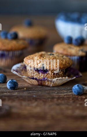 Frisch gebackene Blaubeer-Haselnuss-Muffins auf einem rustikalen Holztisch Stockfoto