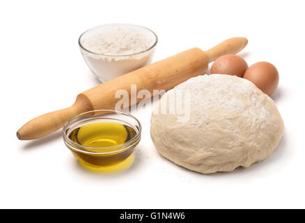 Teig mit Mehl, Olivenöl, Eiern und Nudelholz isoliert auf weiss Stockfoto