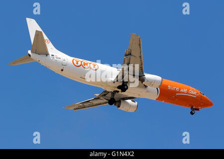 TNT Boeing 737-4Q8(SF) [OE-IBW] auf langen Finale für Start-und Landebahn 31. Stockfoto