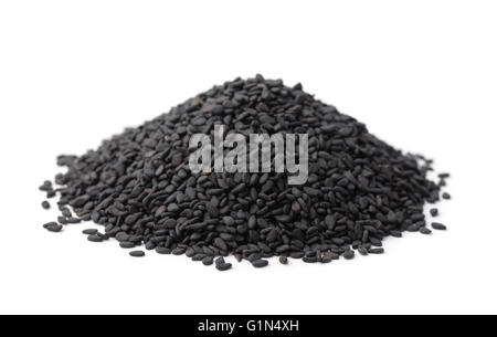 Haufen schwarzer Sesam, isoliert auf weiss Stockfoto