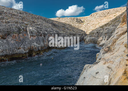 Felsen in Malta viele schöne Verstecke Stockfoto