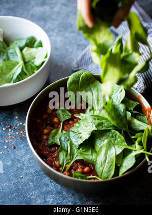 Kichererbsen-Spinat-Nudeln mit Oliven (glutenfreie Quinoa Penne) Stockfoto