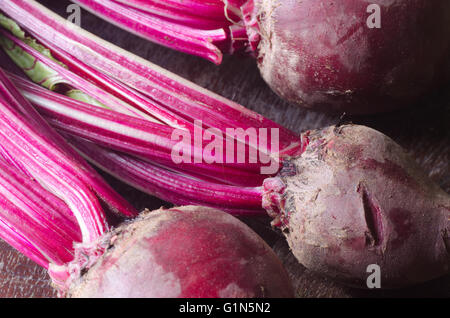 Rote Beete mit Kräutern auf Tisch Stockfoto