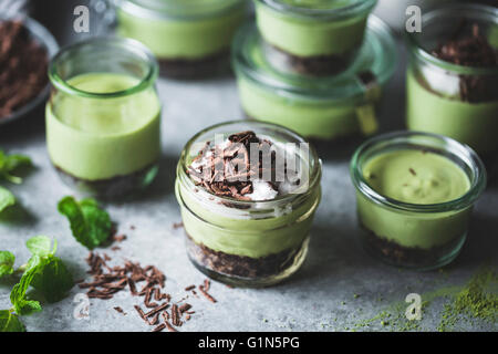 keine-Bake Matcha Minze Heuschrecke Kuchen in Gläsern Stockfoto