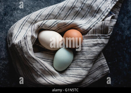 Verschiedenen gefärbten Eiern Stockfoto