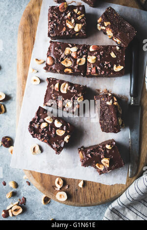 No-Bake Haselnuss Ganache Brownies, glutenfrei, Vegan, raffinierten Zucker. Stockfoto