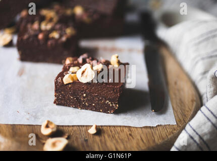 No-Bake Haselnuss Ganache Brownies, glutenfrei, Vegan, raffinierten Zucker. Stockfoto