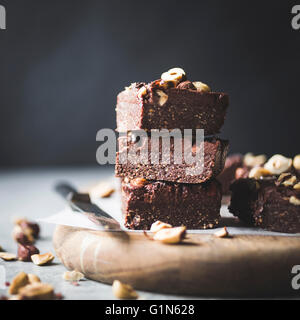 No-Bake Haselnuss Ganache Brownies, glutenfrei, Vegan, raffinierten Zucker. Stockfoto