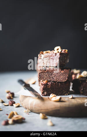 No-Bake Haselnuss Ganache Brownies, glutenfrei, Vegan, raffinierten Zucker. Stockfoto