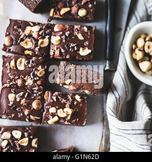 No-Bake Haselnuss Ganache Brownies, glutenfrei, Vegan, raffinierten Zucker. Stockfoto