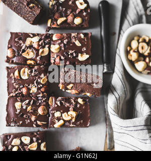 No-Bake Haselnuss Ganache Brownies, glutenfrei, Vegan, raffinierten Zucker. Stockfoto