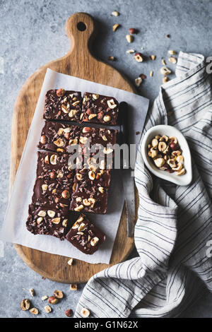 No-Bake Haselnuss Ganache Brownies, glutenfrei, Vegan, raffinierten Zucker. Stockfoto