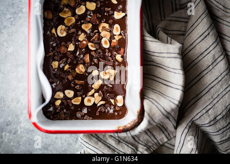 No-Bake Haselnuss Ganache Brownies, glutenfrei, Vegan, raffinierten Zucker. Stockfoto