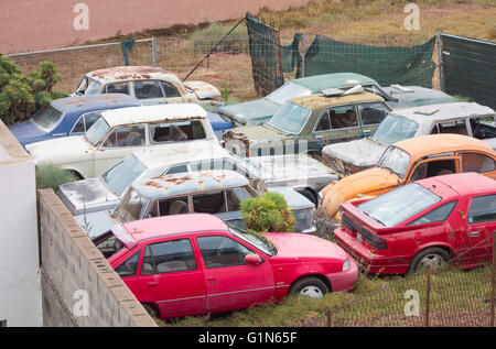 Rosten alte Autos in Verbindung hinter großen Haus in Spanien Stockfoto