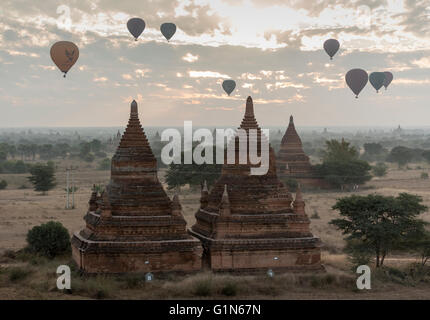 Heißluft-Ballons im Flug über Tempel von Bagan, wie gesehen von der Buledi-Pagode, Birma - Myanmar Stockfoto