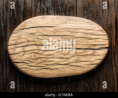 Leere Schneidebrett aus Holz auf dem Holztisch. Stockfoto