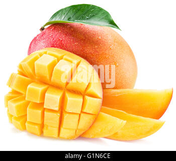 Mango-Früchte mit Wassertropfen. Isoliert auf weißem Hintergrund. Stockfoto