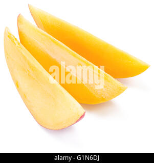 Mango Scheiben. Isoliert auf weißem Hintergrund. Stockfoto